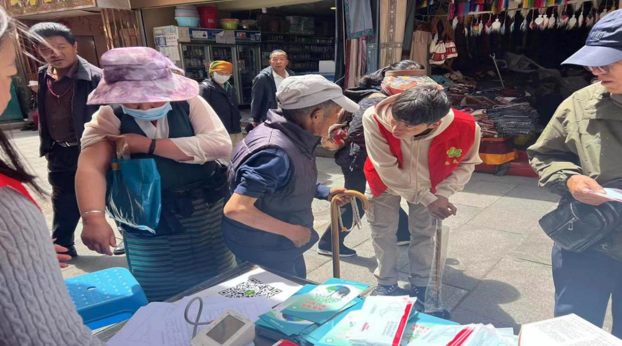 图为西藏扶残助残社工入户走访登记